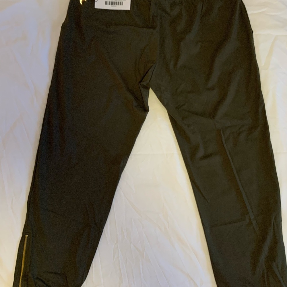 NWT Zyia 24” peak jogger with zippers on bottom of legs
